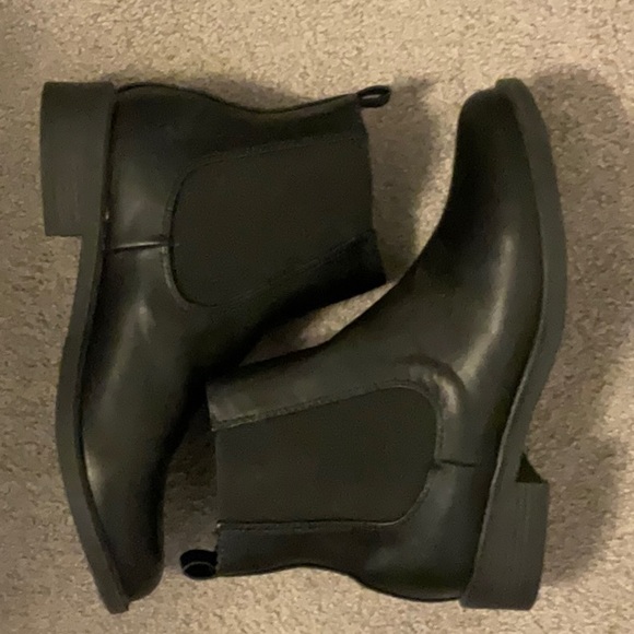 Cute Low heel boot..true to size worn once - Picture 3 of 6